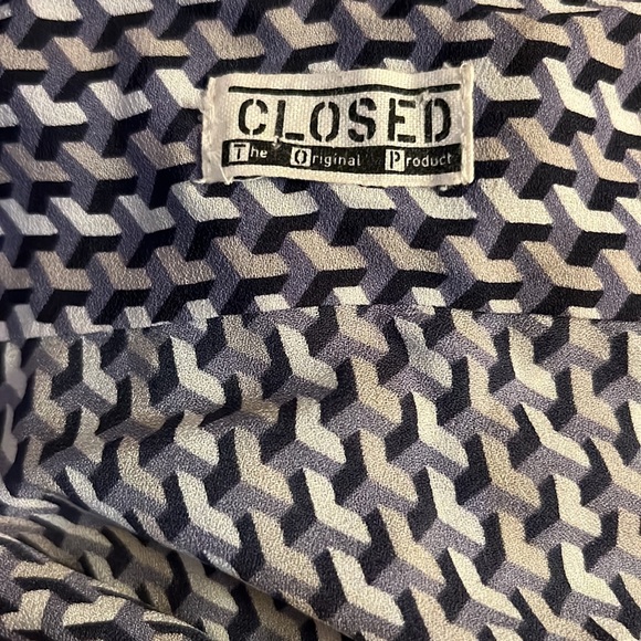 Closed.   Beautiful blouse!  L. Feels like silk - Picture 5 of 5